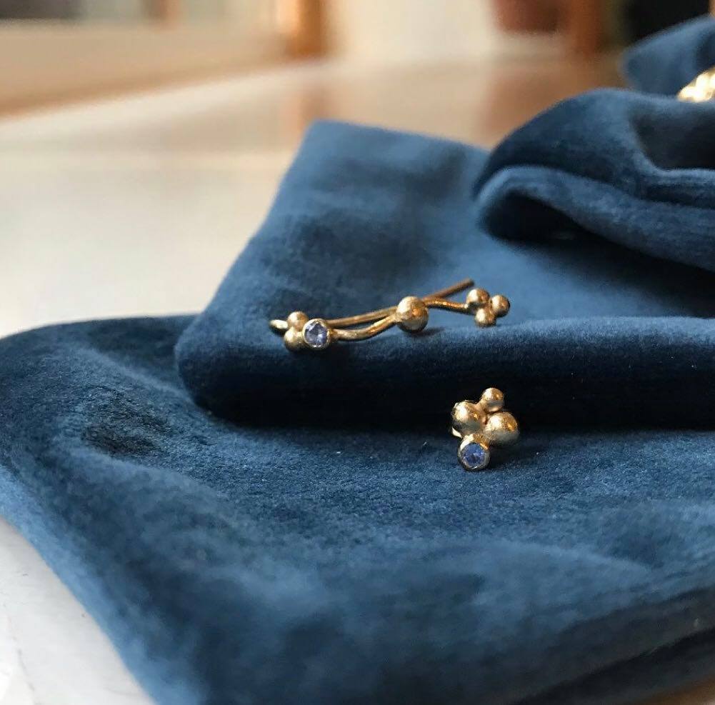 Ørestikker med blå safir