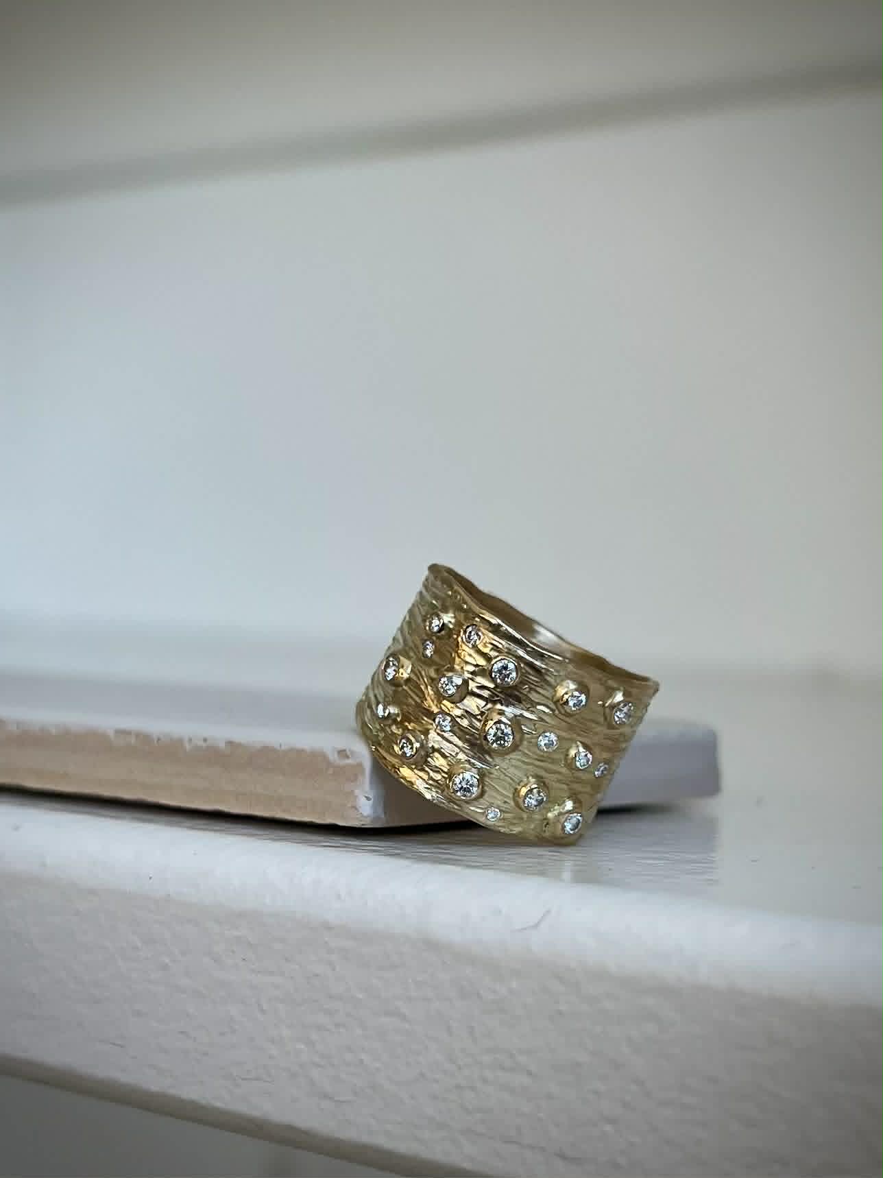 Ring med struktur og bobler