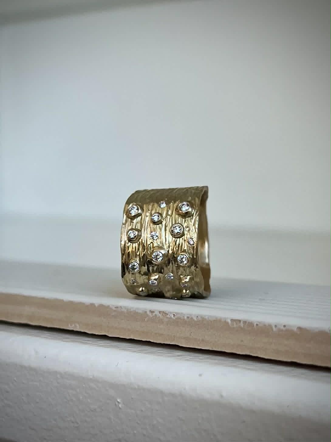Ring med struktur og bobler